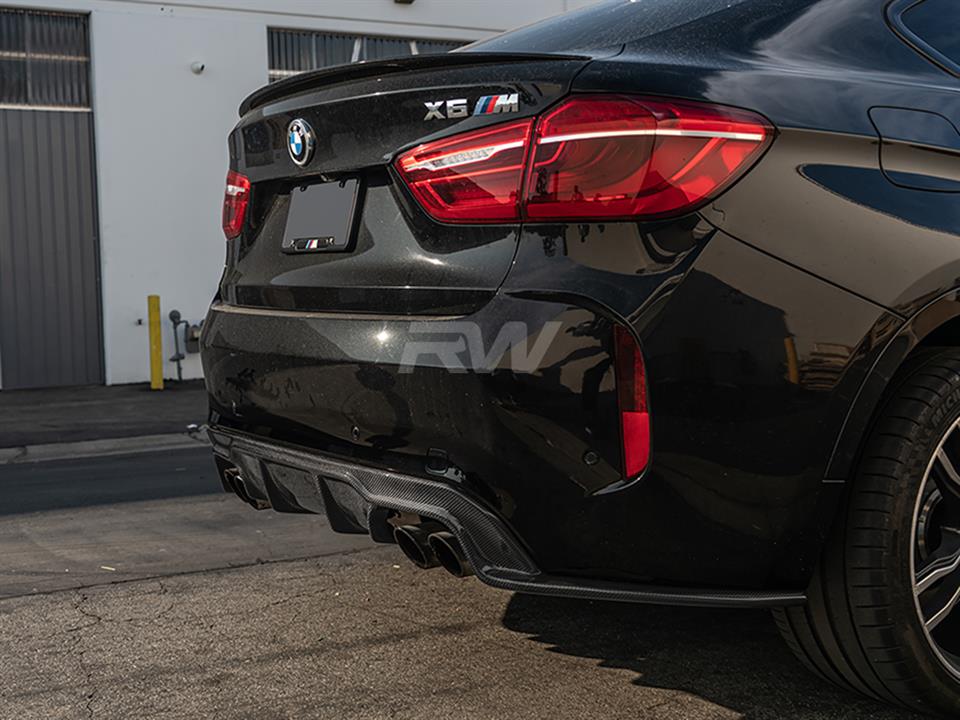 This BMW F86 X6M gets upgraded to an RW 3D Style Carbon Fiber Diffuser