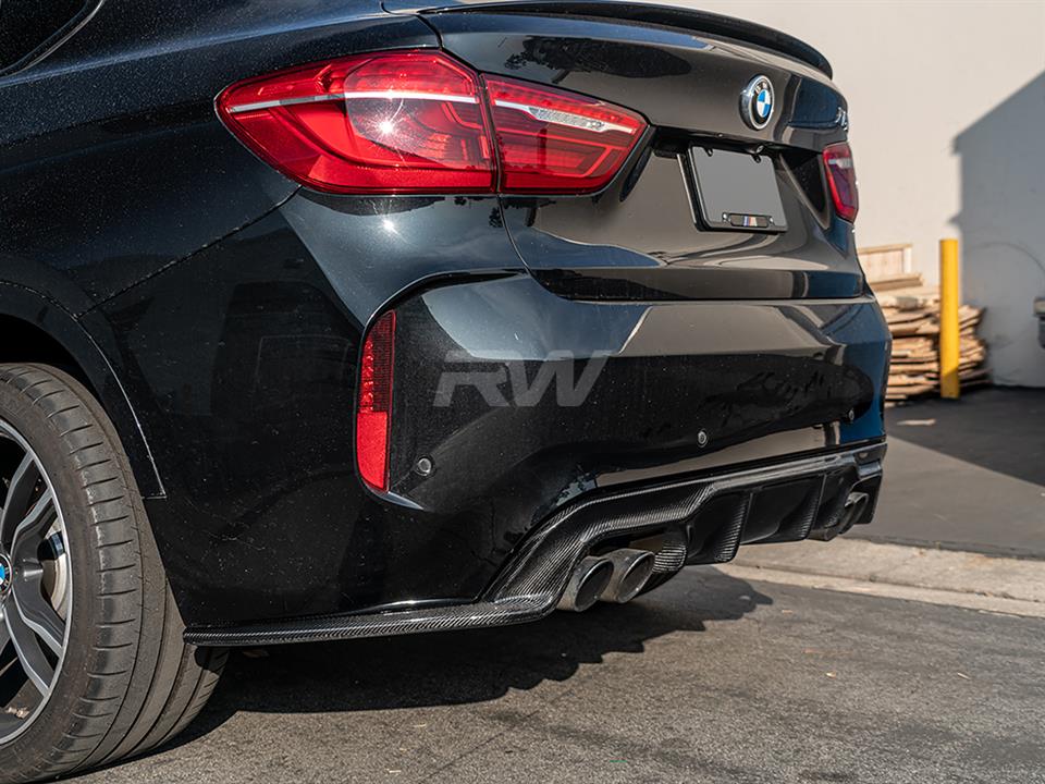 This BMW F86 X6M gets upgraded to an RW 3D Style Carbon Fiber Diffuser