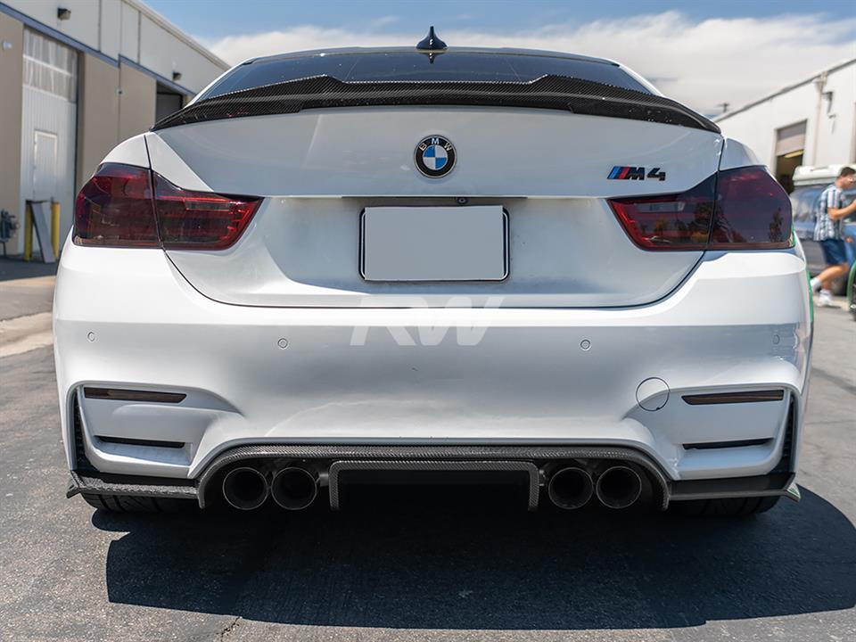 A BMW F8x M3 and M4 with an Exotics Style CF Diffuser from RW