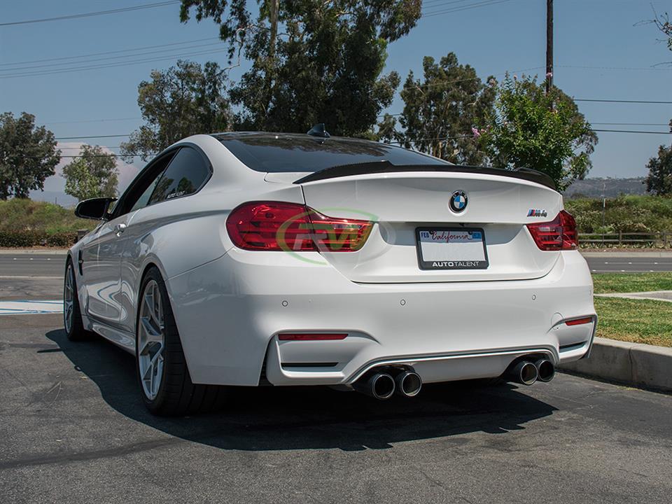White F82 M4 with CS style carbon fiber trunk spoiler