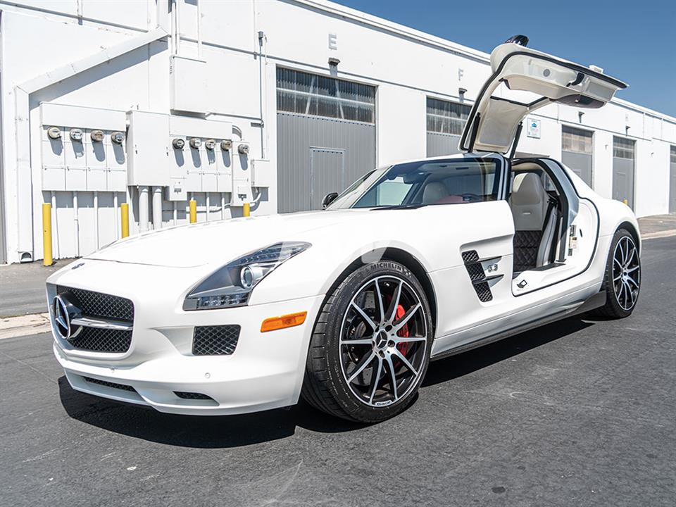 Mercedes SLS gets a set of RW Renn Style CF Side Skirt Extensions